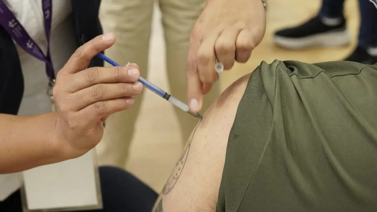 Las autoridades de salud promueven la vacunación contra Influenza y COVID para prevenir enfermedades respiratorias ante la llegada del frío. Foto: X/ @SaludEdomex (Canva)