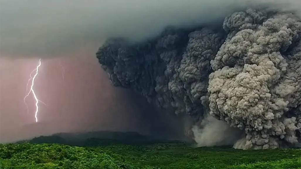 Volcán Monte Semeru en Indonesia entra en erupción y provoca evacuación de la zona | VIDEO