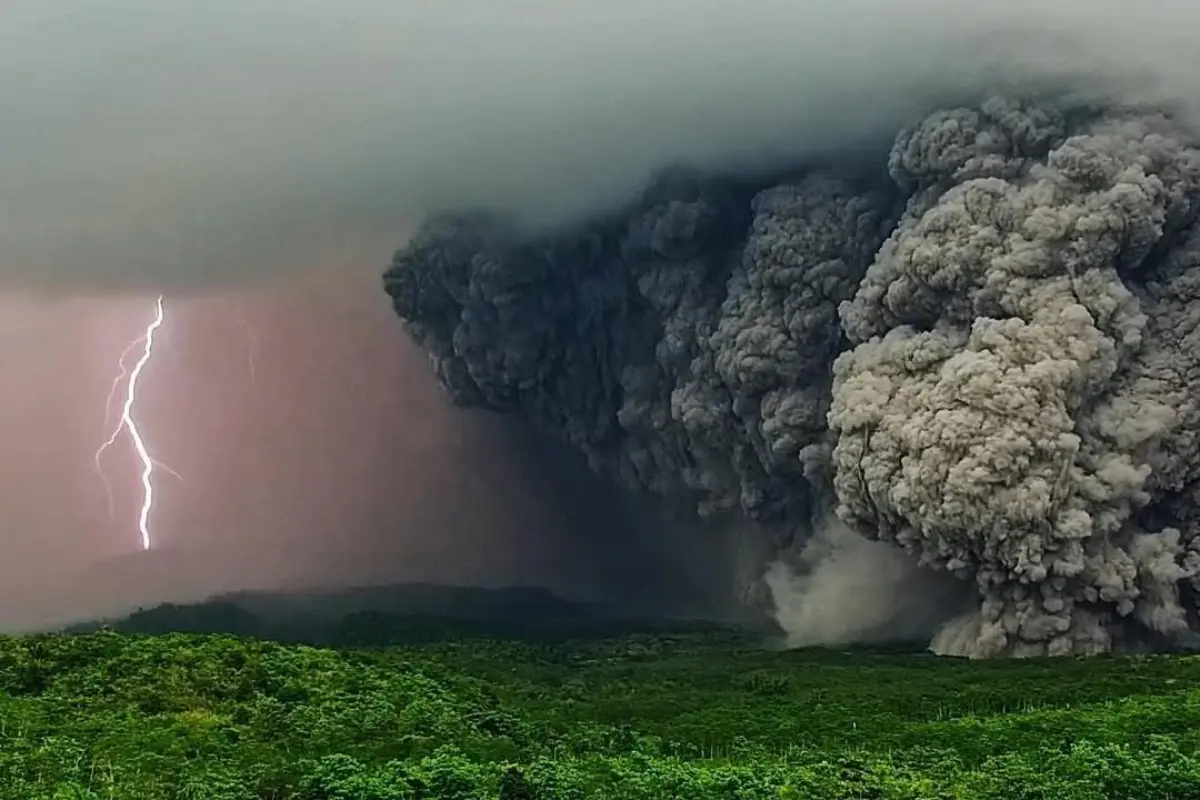 Erupción del Monte Semeru Foto: X(Twitter) @TuiteroSismico