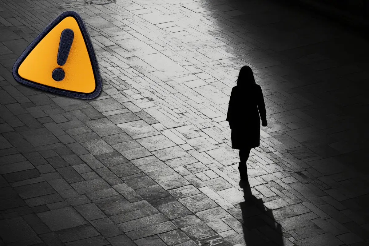 Mujer caminando sola ejemplificando la desaparición de la menor / Foto: Composición de Canva