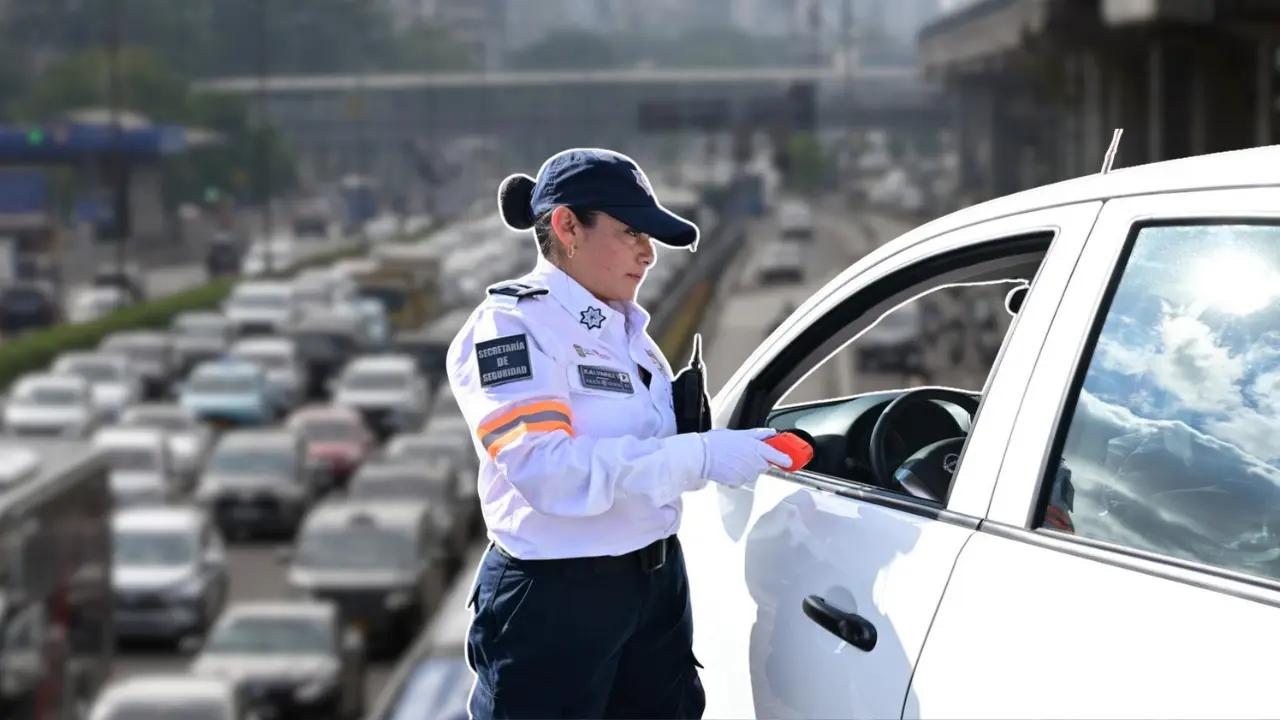 El programa Hoy No Circula busca reducir la contaminación y aplicará multas a partir de 2026 en los municipios de la Zona Metropolitana de Toluca. Foto: X/ @h_conexion (Canva)