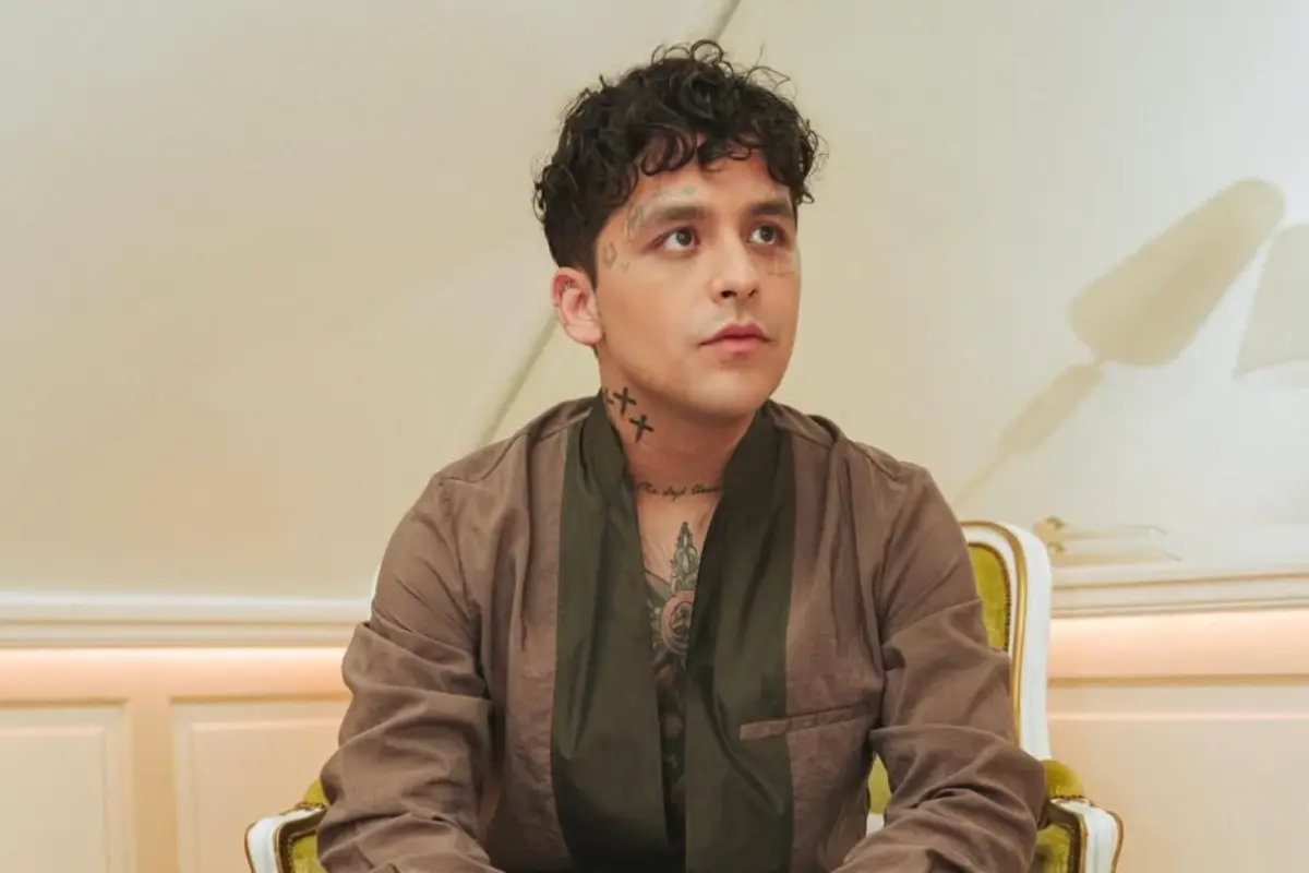 Christian Nodal sale de los juzgados acompañado por sus padres y abogados Foto: Luis Ortega