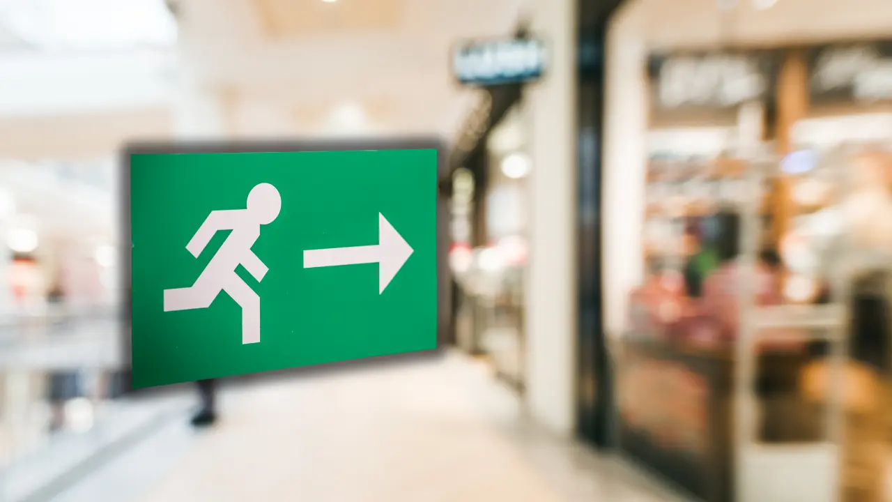 Personal de Protección Civil y Bomberos revisa las instalaciones y equipos contra incendios como parte del Operativo Tienda Segura en Toluca. Foto: Canva