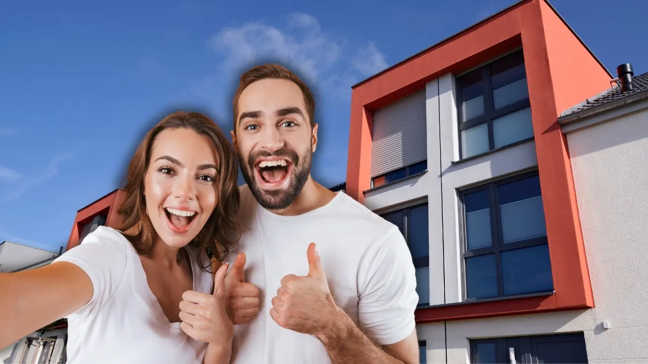 Dos jóvenes y una casa. Foto: Canva