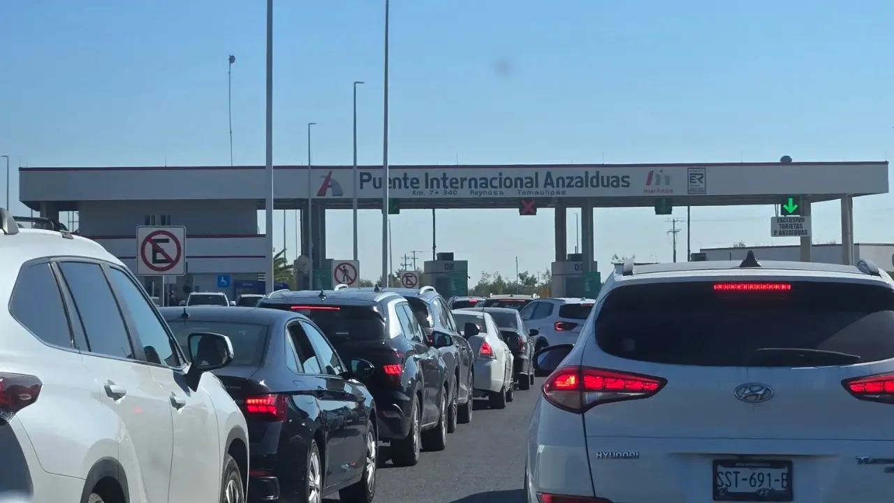 Vehículos cruzando por el Puente Anzaldúas. Foto: Grupo de Facebook