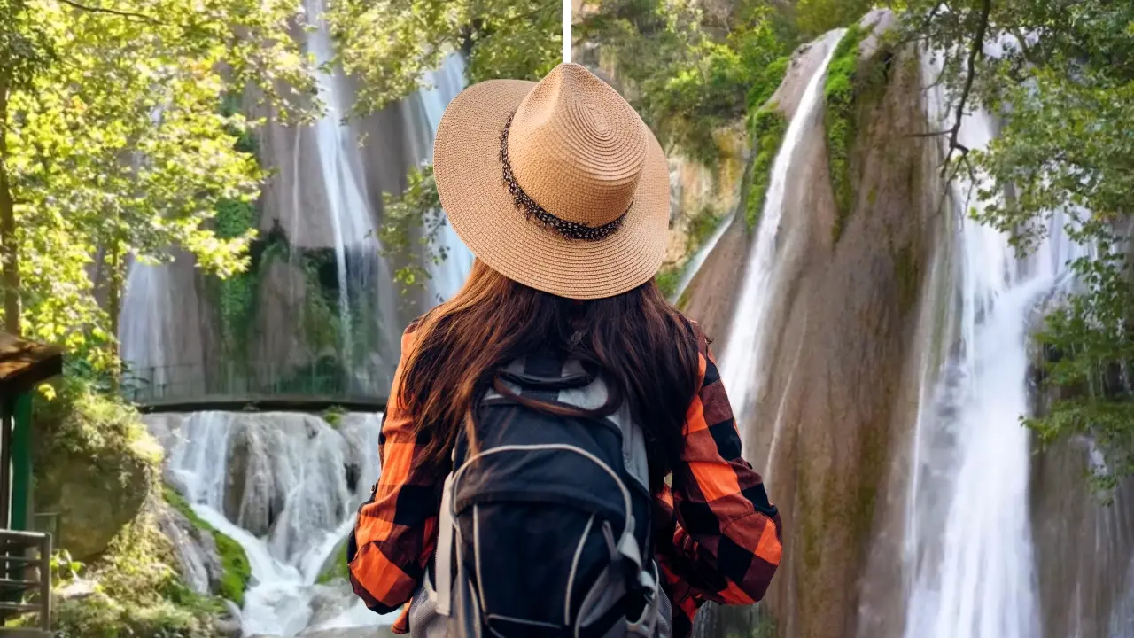 La Cola de Caballo y una visitante. Foto: Composición Canva