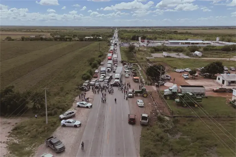 Agricultores en carretera Mante-Valles | Foto: Facebook