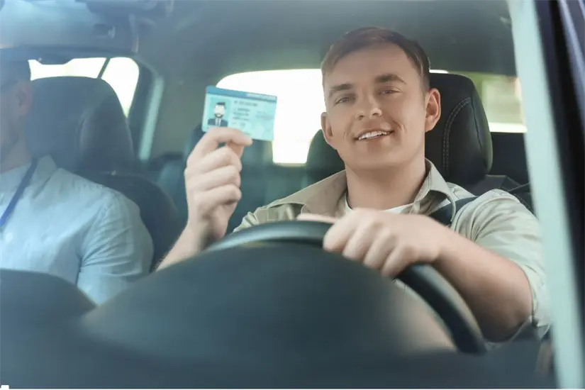 Para renovar la licencia, el trámite inicia en línea y se concluye en oficinas de Recaudación. Foto: Biblioteca Canva