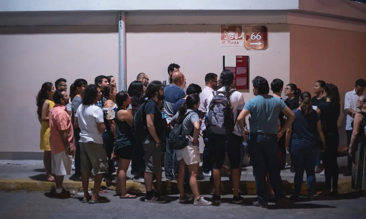 Grupo de personas durante un recorrido en la esquina La Tucha en Mérida Foto: Suburbios de Mérida