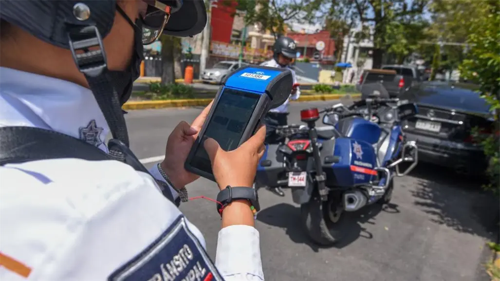 Edomex aplica multa por transportar menores sin protección en moto y establece requisitos esenciales