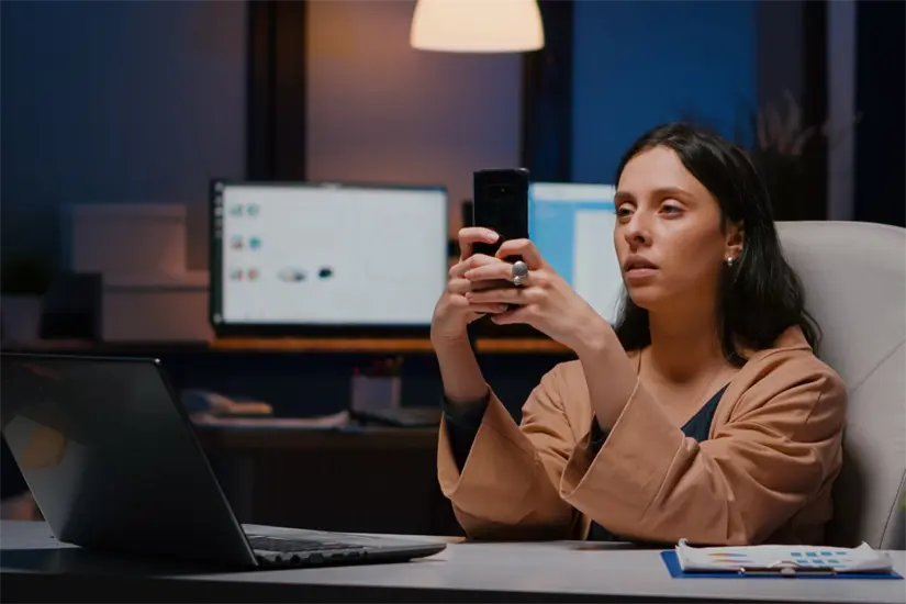 imagen recuadro Cada vez más jóvenes enfrentan un ritmo acelerado de consumo digital. Foto: CANVA