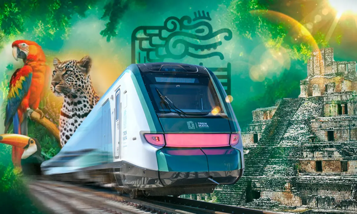 Tren Maya en movimiento, con una guacamaya, un jaguar, la selva y una edificación maya al fondo Foto: Tren Maya