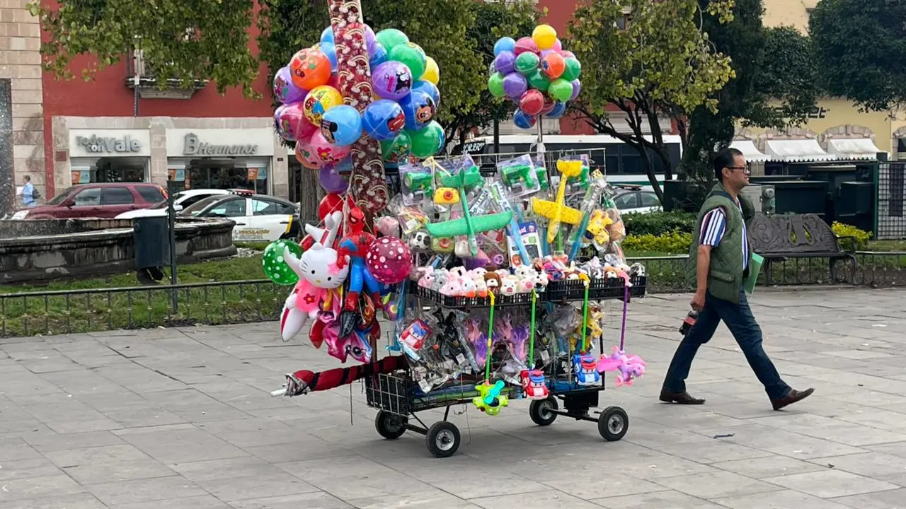 La venta de globos es una actividad común en la Plaza de Armas, pero hay algunas irregularidades. | Foto: Jesús Carrillo.