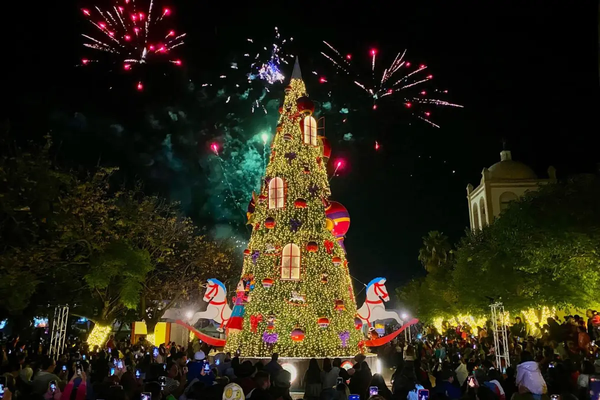 Villa Magia enciende pino en Coahuila en 2024 / Foto: Gobierno de Coahuila