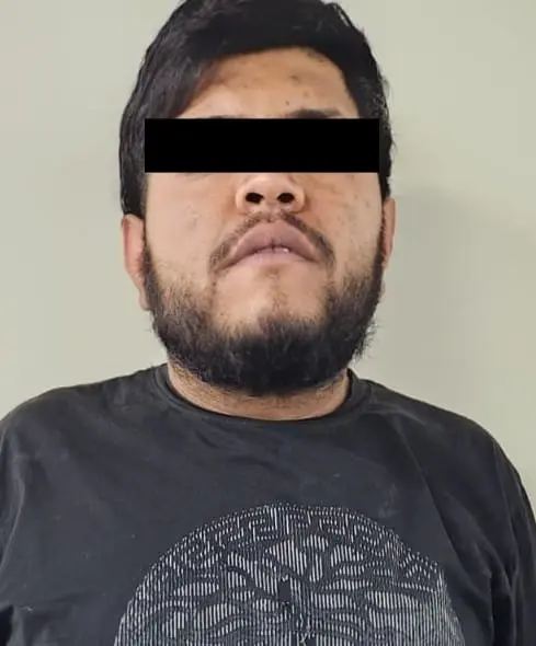 Hombre detenido en cateo de vivienda en la colonia 10 de Marzo, en Monterrey. Foto: Fiscalía General de Justicia de Nuevo León