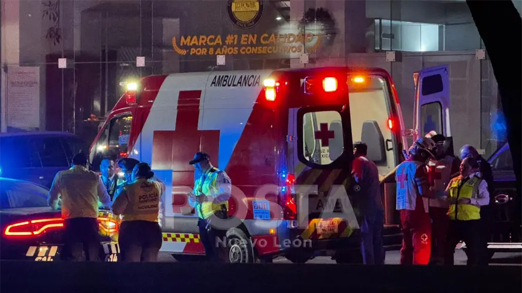 Conductora ebria atropella a dos oficiales en filtro antialcohol de Monterrey