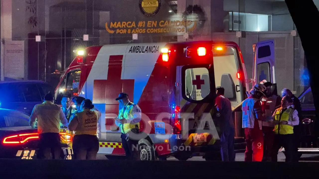 En Monterrey, una conductora en estado de ebriedad embiste a dos oficiales de tránsito durante un operativo antialcohol. Foto: Raymundo Elizalde