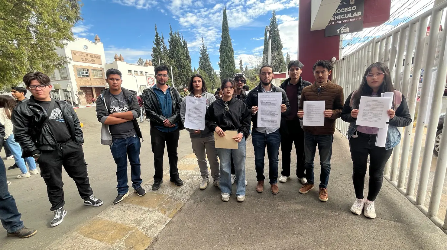 Más estudiantes se sumaron a la protesta en el Tecnológico de Durango. | Foto: Jesús Carrillo.