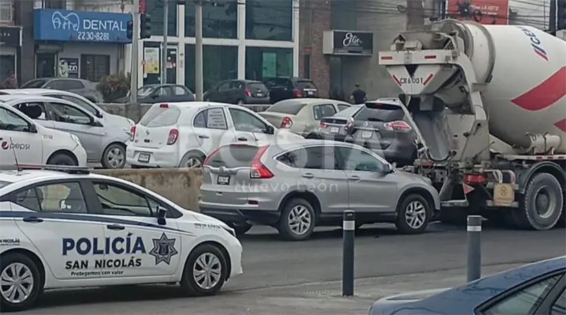 Un ataque armado en la avenida Rómulo Garza en San Nicolás resultó en la muerte de un hombre mientras conducía su camioneta. Foto: Raymundo Elizalde