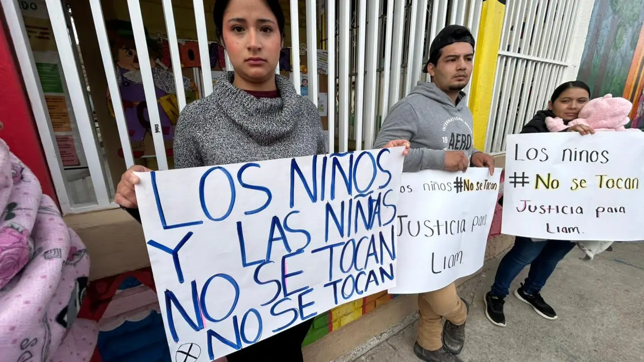 Padres de familia de un jardín de niños se manifestaron para denunciar un presunto abuso sexual. | Foto: Alejandro Ávila.