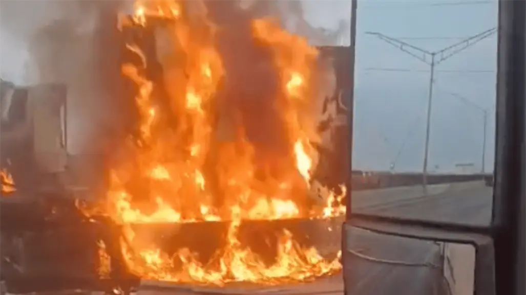 Se incendia tráiler tras fuerte choque en la autopista al Aeropuerto de Monterrey