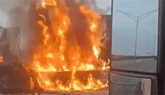 Se incendia tráiler tras fuerte choque en la autopista al Aeropuerto de Monterrey