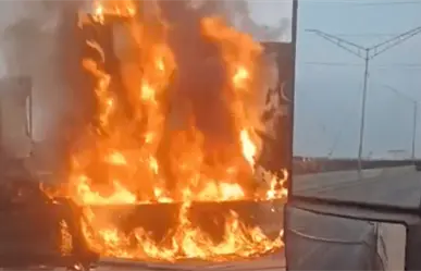 Se incendia tráiler tras fuerte choque en la autopista al Aeropuerto de Monterrey