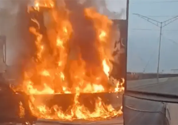 Se incendia tráiler tras fuerte choque en la autopista al Aeropuerto de Monterrey