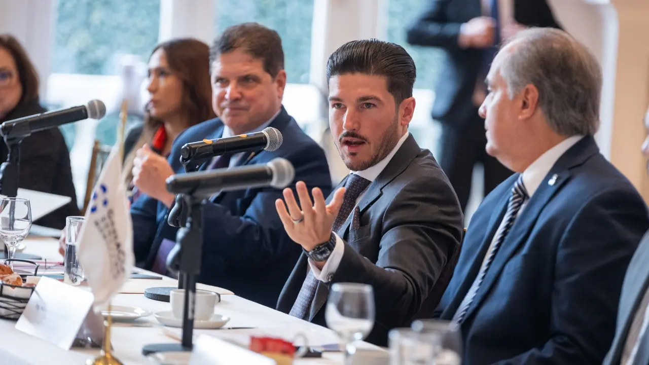 El gobernador Samuel García ante la Junta de Consejo Directivo de CANACO Monterrey. Foto: Gobierno de Nuevo León