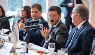 Samuel García detalla inversiones y obras estratégicas en encuentro con CANACO Monterrey