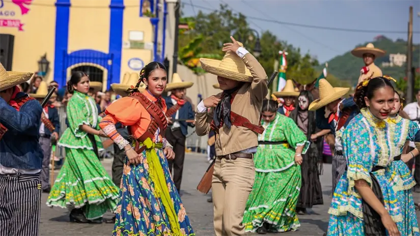 imagen recuadro Revolucionarios en el desfile. Foto: Gobierno de Santiago