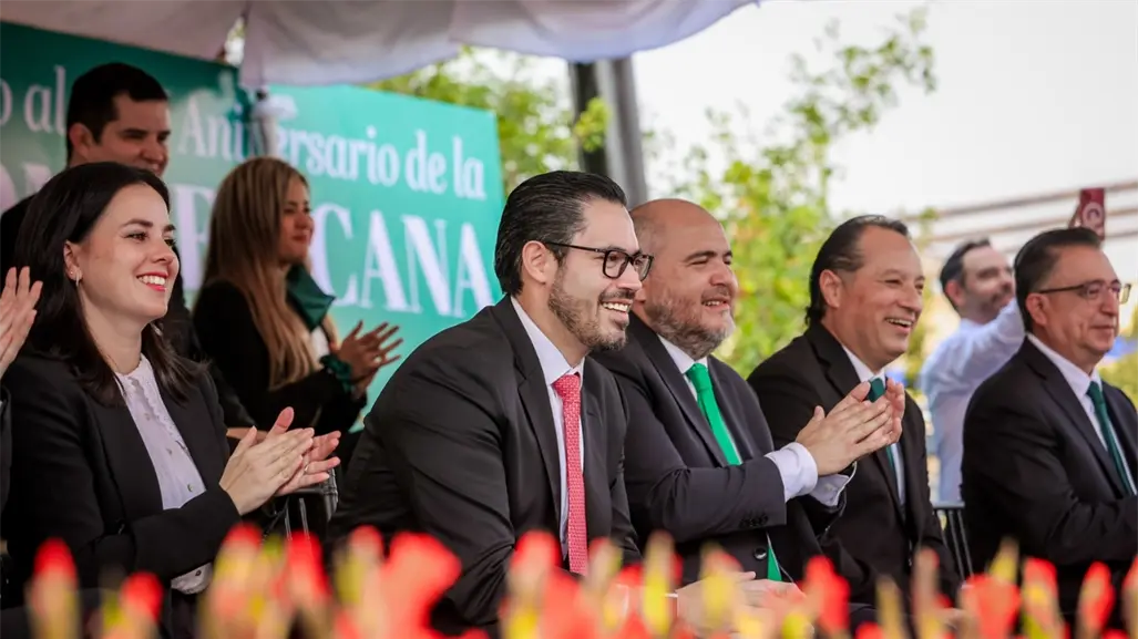 Más de 40 contingentes celebran el 115 aniversario de la Revolución Mexicana en Santiago