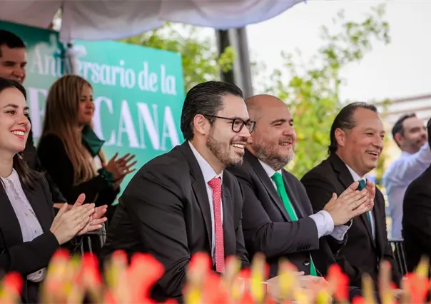 Más de 40 contingentes celebran el 115 aniversario de la Revolución Mexicana en Santiago