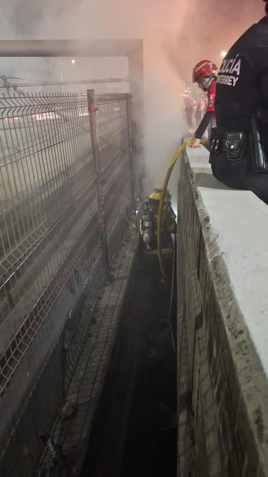 Protección Civil Nuevo León atienden el reporte de incendio de basura Foto: PCNL