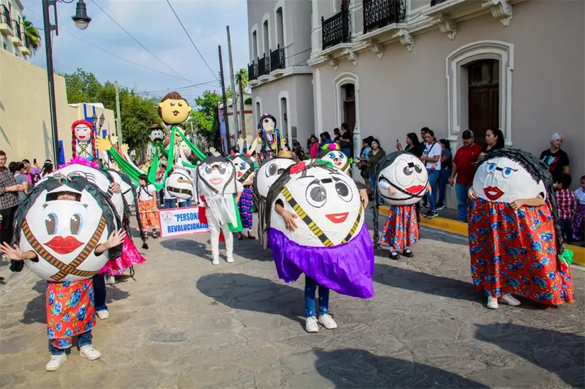 imagen recuadro Contingente en el desfile revolucionario en Santiago. Foto: Gobierno de Santiago