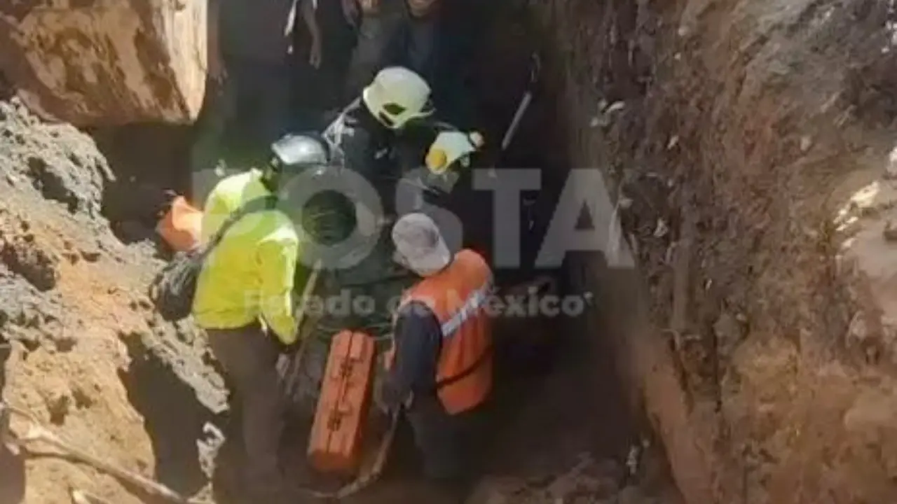Rescate de obrero que quedo debajo de la tierra tras accidente en Ecatepec. | Foto: Juan Manuel López