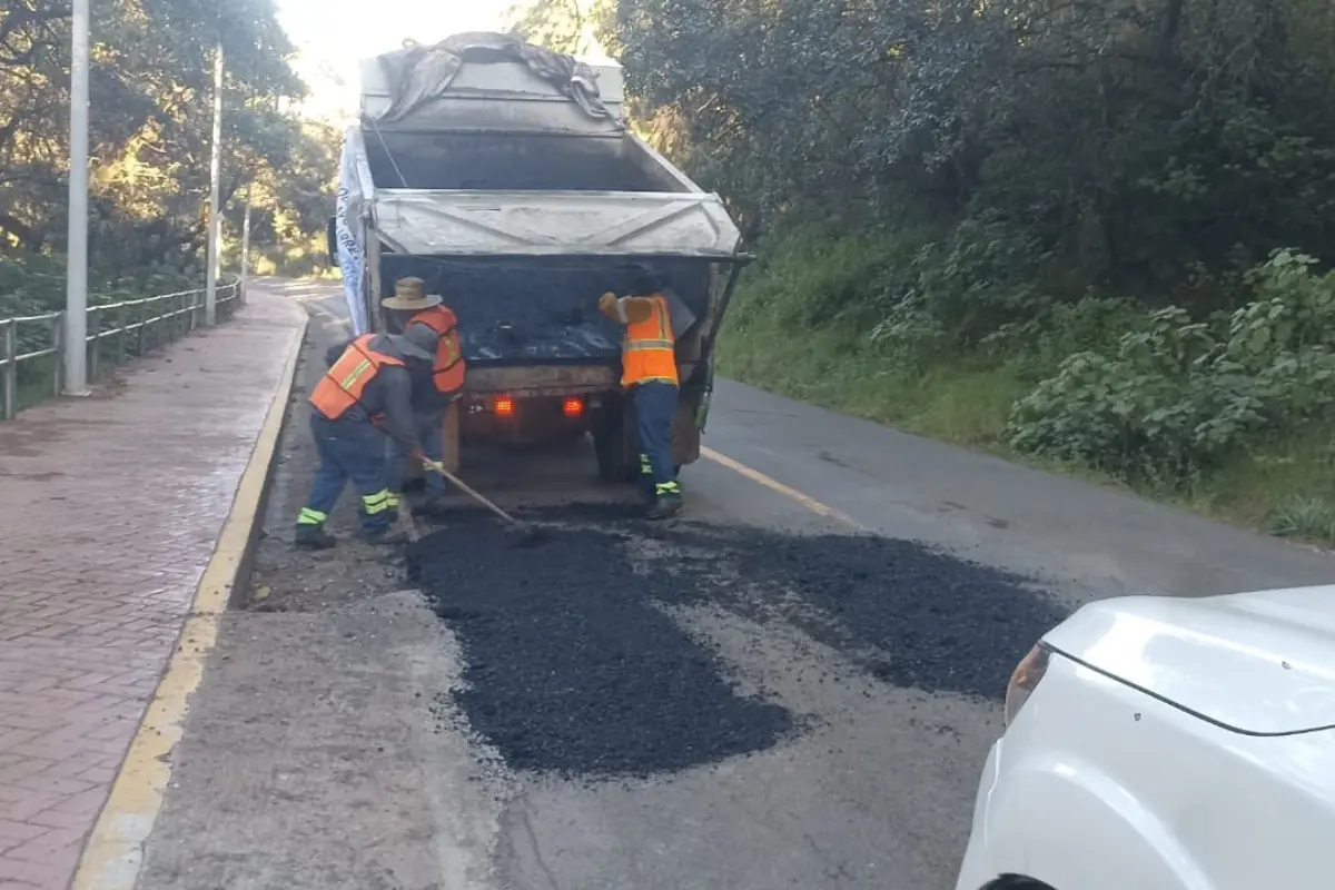 Trabajadores reparando vialidades con baches Foto: X(Twitter) @CEI_Qro