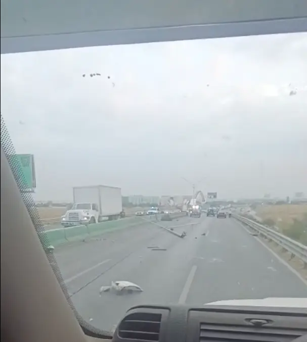 imagen recuadro Restos del accidente en la autopista al Aeropuerto de Monterrey. Foto: POSTA.