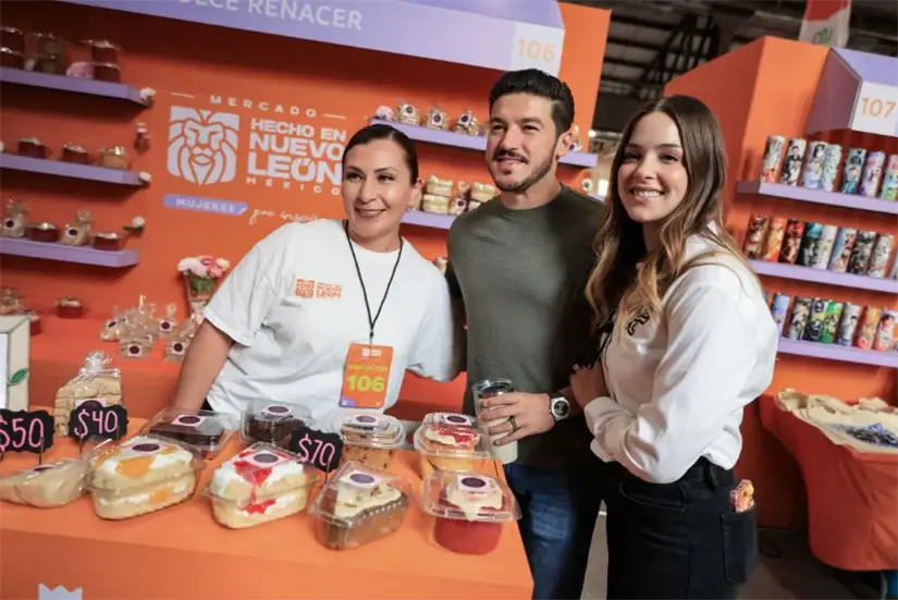 imagen recuadro La titular de Amar a Nuevo León saludando a emprendedoras durante la edición anterior del mercado.