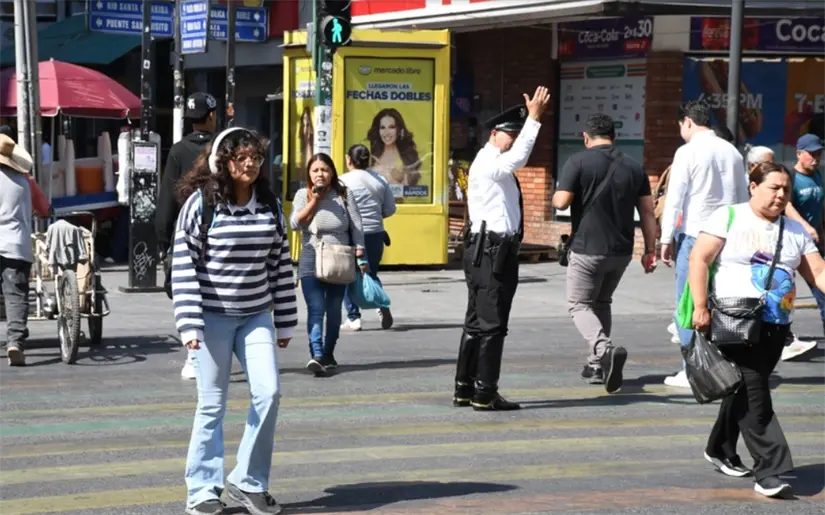 Oficial de Tránsito de Monterrey supervisando la circulación durante el operativo del Buen Fin 2025.