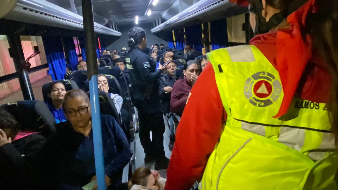 Elementos de Protección Civil de Ramos Arizpe acudieron de inmediato al lugar para brindar atención médica a los trabajadores. /Foto: Cortesía