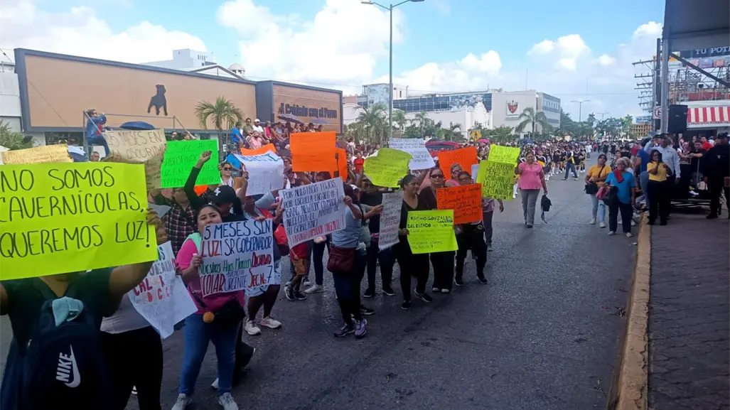 Aprovechan desfile de la Revolución Mexicana para exigir al presidente municipal una solución inmediata por falta de electricidad en Secundaria de Madero