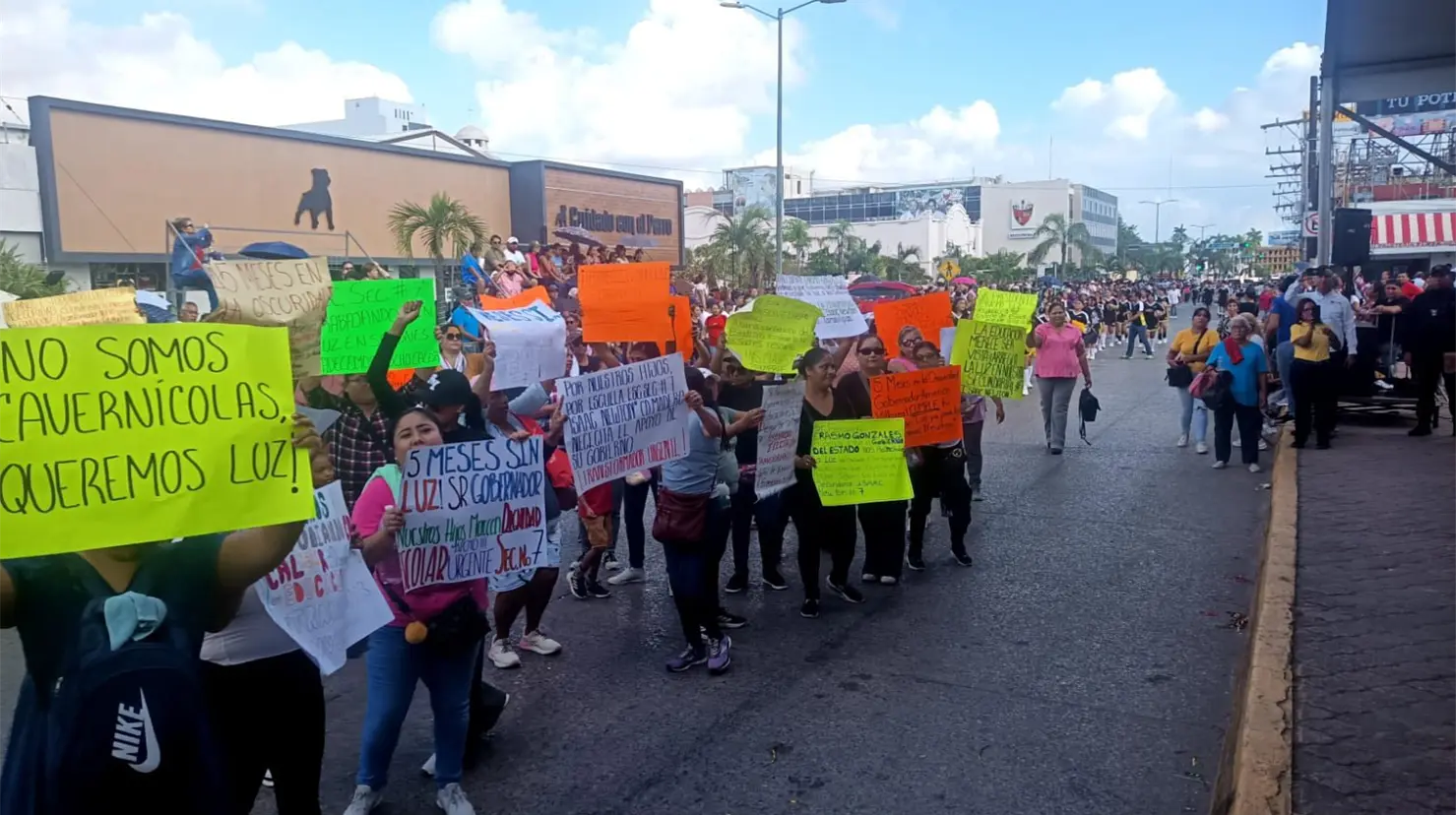 Cinco meses sin luz: En desfile padres de Madero exigen solución al gobierno de Madero. FOTO | El Navegante Noticias Mx.