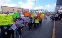 Aprovechan desfile de la Revolución Mexicana para exigir al presidente municipal una solución inmediata por falta de electricidad en Secundaria de Madero Aprovechan desfile de la Revolución Mexicana para exigir al presidente municipal una solución inmediata por falta de electricidad en Secundaria de Madero