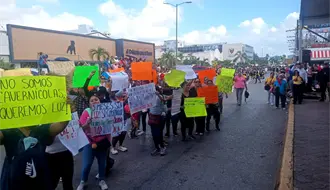 Aprovechan desfile de la Revolución Mexicana para exigir al presidente municipal una solución inmediata por falta de electricidad en Secundaria de Madero