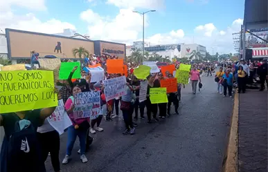 Aprovechan desfile de la Revolución Mexicana para exigir al presidente municipal una solución inmediata por falta de electricidad en Secundaria de Madero