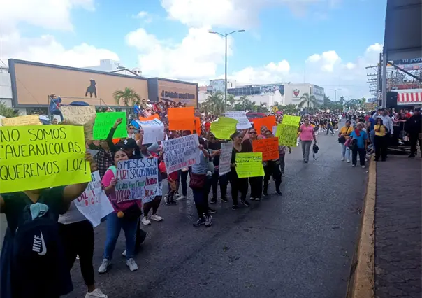 Aprovechan desfile de la Revolución Mexicana para exigir al presidente municipal una solución inmediata por falta de electricidad en Secundaria de Madero
