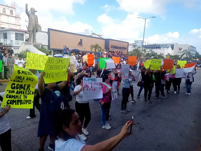 imagen recuadro Cinco meses sin luz: En desfile padres de Madero exigen solución al gobierno de Madero. FOTO | El Navegante Noticias Mx.