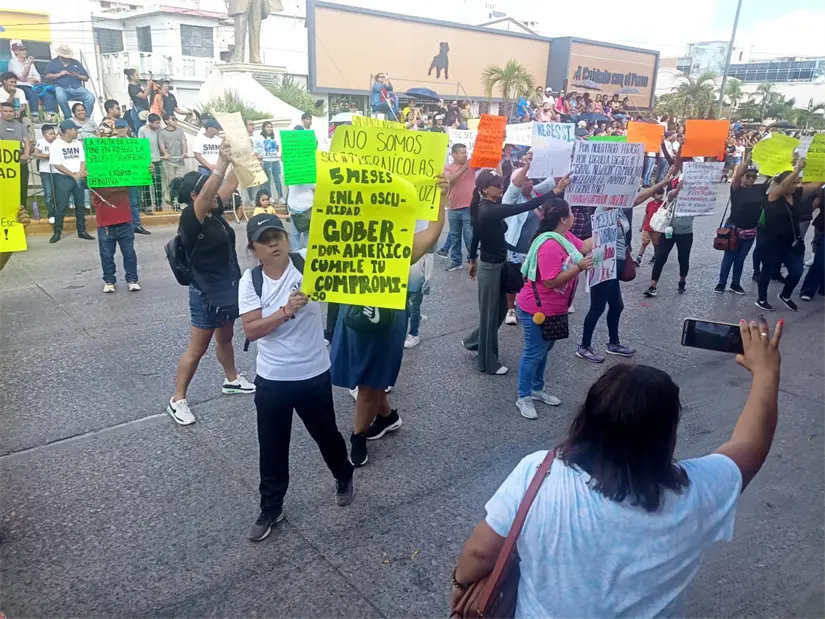 imagen recuadro Cinco meses sin luz: En desfile padres de Madero exigen solución al gobierno de Madero. FOTO | El Navegante Noticias Mx.