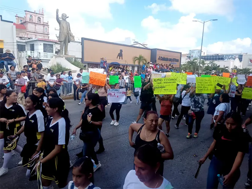 imagen recuadro Cinco meses sin luz: En desfile padres de Madero exigen solución al gobierno de Madero. FOTO | El Navegante Noticias Mx.